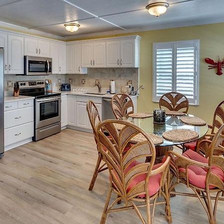 Beach getaway pool condo between the island marina&beach Bradenton Beach Buitenkant foto