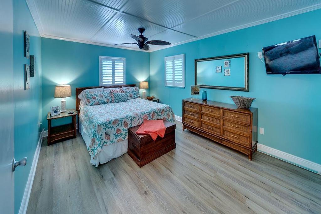 Beach getaway pool condo between the island marina&beach Bradenton Beach Buitenkant foto
