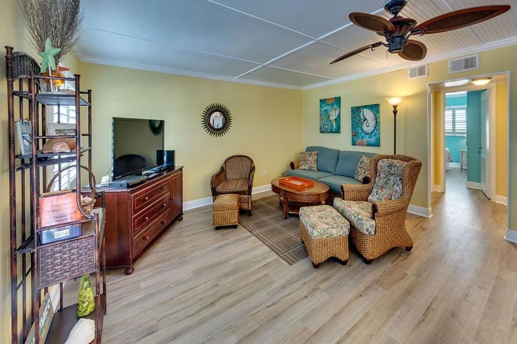 Beach getaway pool condo between the island marina&beach Bradenton Beach Buitenkant foto