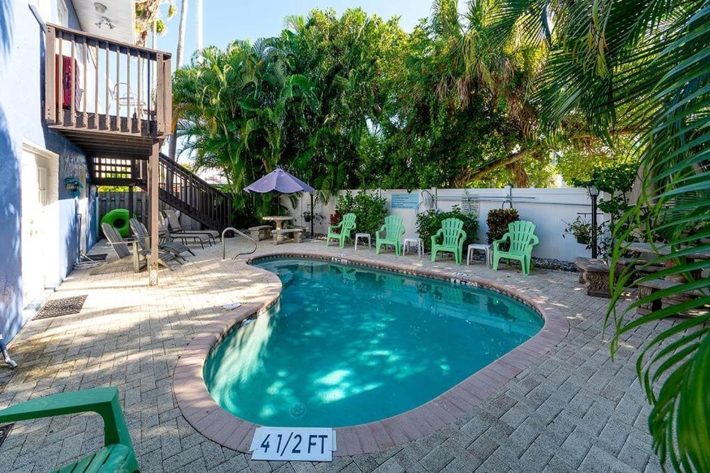 Beach getaway pool condo between the island marina&beach Bradenton Beach Buitenkant foto