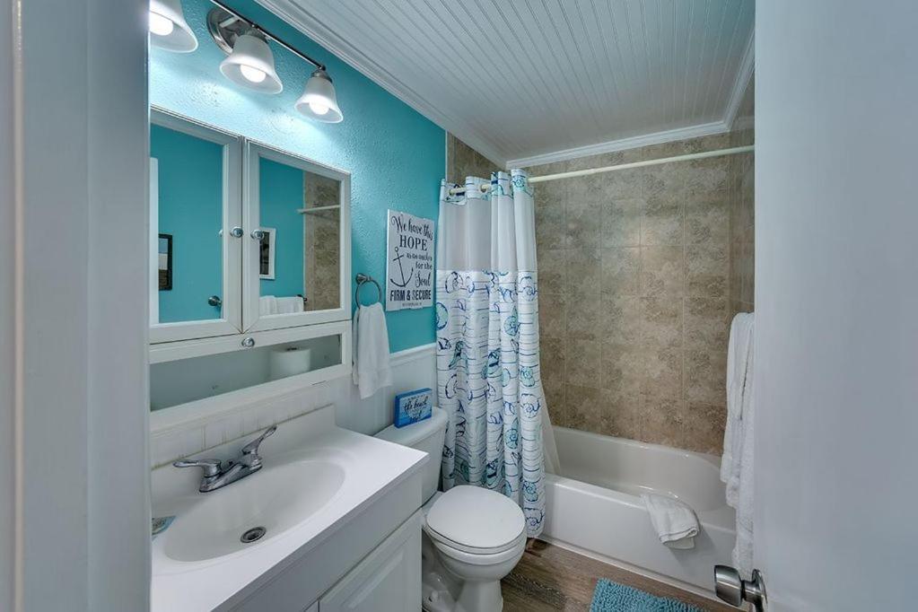 Beach getaway pool condo between the island marina&beach Bradenton Beach Buitenkant foto