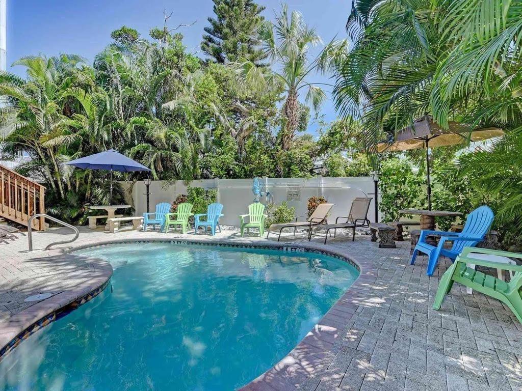 Beach getaway pool condo between the island marina&beach Bradenton Beach Buitenkant foto