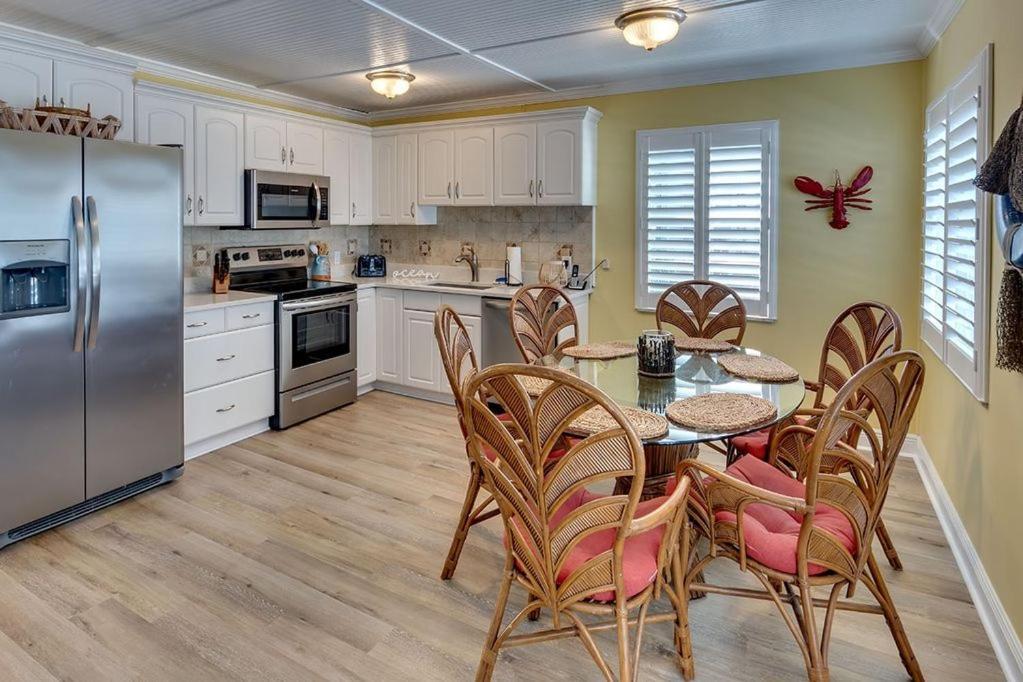 Beach getaway pool condo between the island marina&beach Bradenton Beach Buitenkant foto