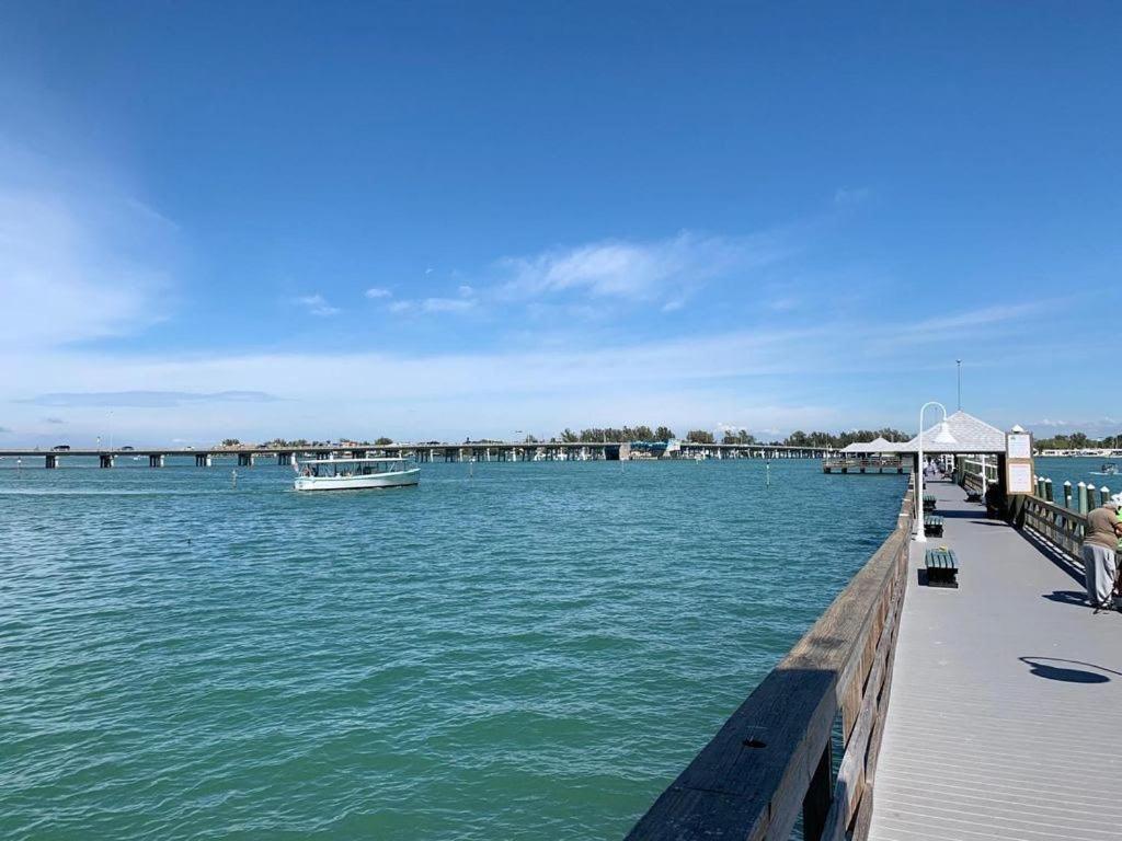 Beach getaway pool condo between the island marina&beach Bradenton Beach Buitenkant foto