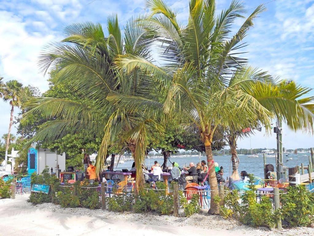 Beach getaway pool condo between the island marina&beach Bradenton Beach Buitenkant foto