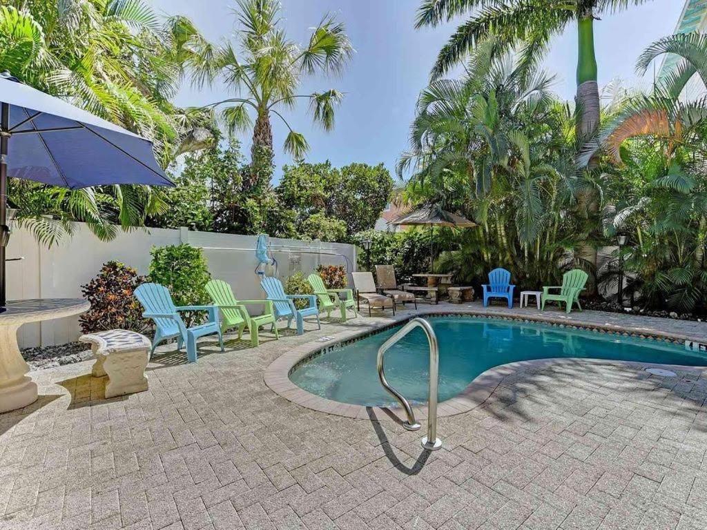 Beach getaway pool condo between the island marina&beach Bradenton Beach Buitenkant foto