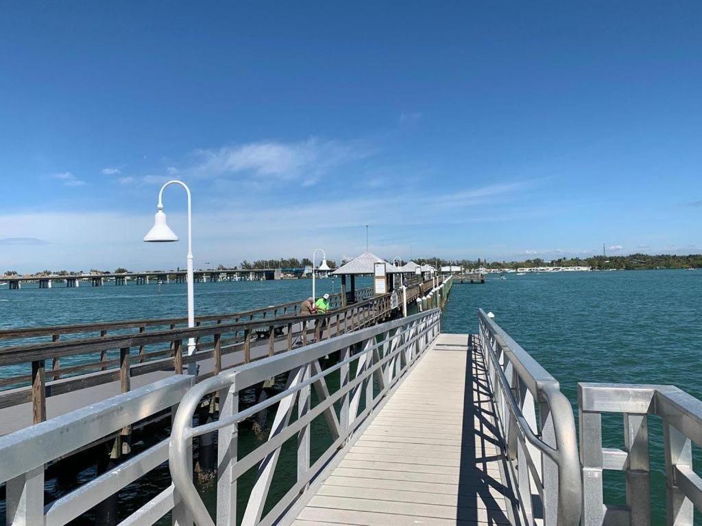 Beach getaway pool condo between the island marina&beach Bradenton Beach Buitenkant foto